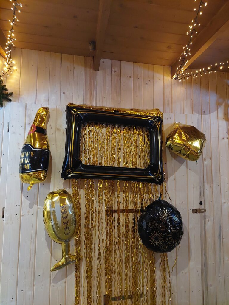 Sylwestrowe dekoracje w kolybie – złote balony Happy New Year na kuligu sylwestrowym w Wiśle